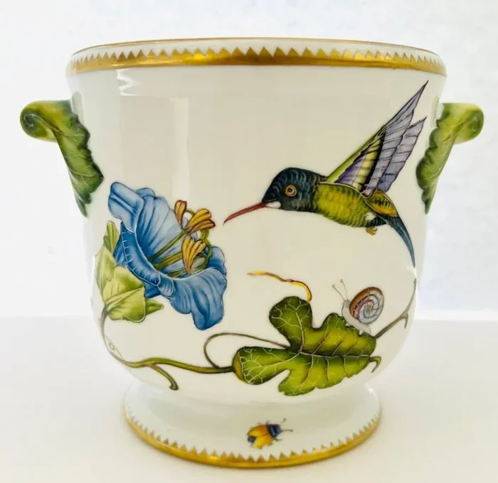 2004BNS – Hummingbird Round Cachepot by Anna Weatherley